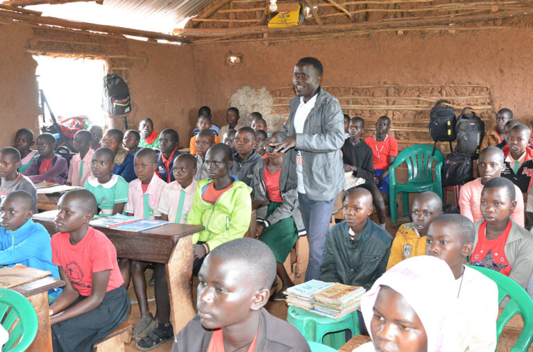 Lehrperson-Uganda